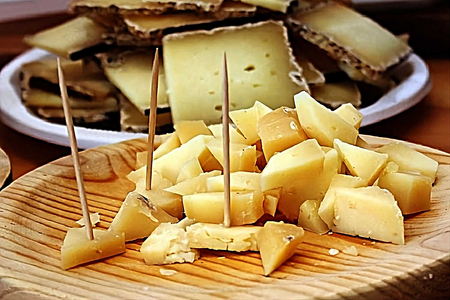 Los quesos de Cantabria son una joya culinaria en el norte de España, conocidos por su calidad excepcional y sus sabores únicos.