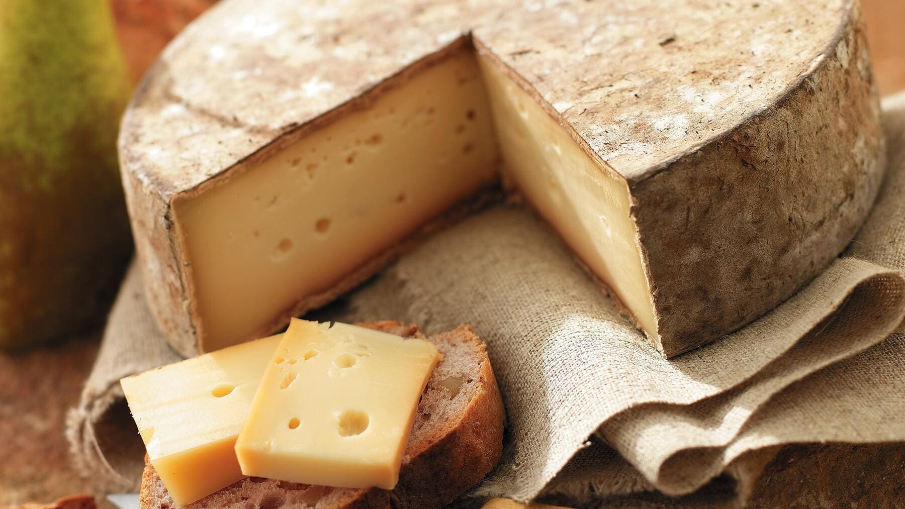 se come la corteza del queso rulo de cabra