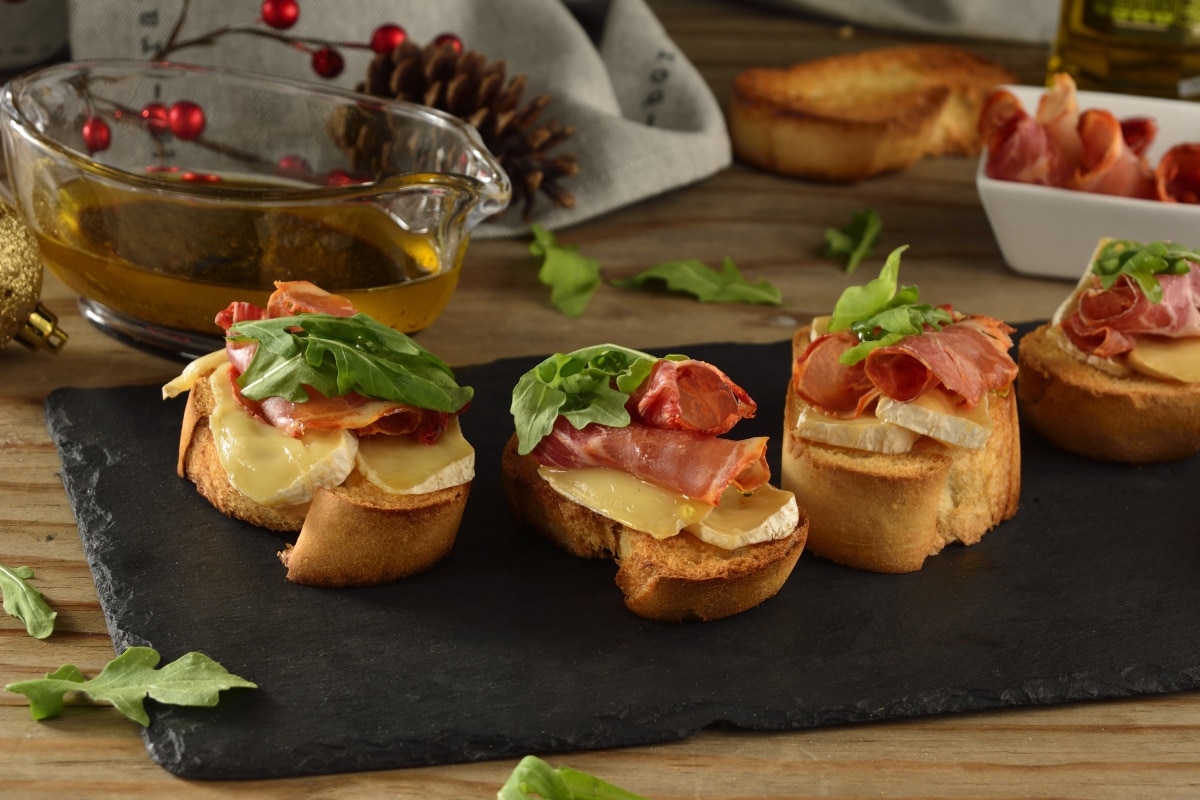 Disfruta los sabores tradicionales de España con unas deliciosas tapas de queso