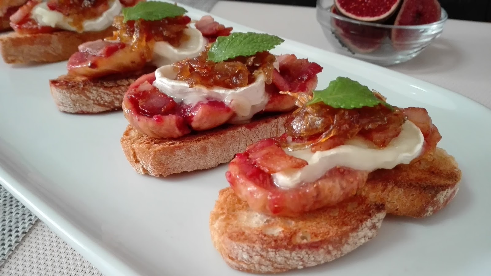 Aprende a preparar tostas de queso de cabra y mermelada, para sorprender a tu familia